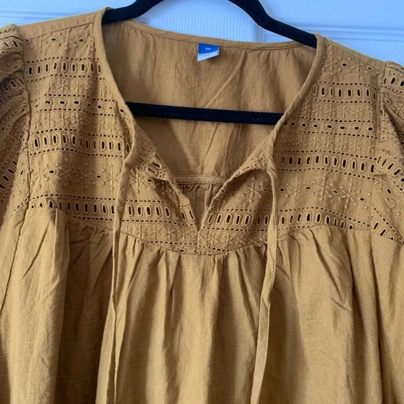 Old Navy Women's Amber Blouse - Picture 6 of 7